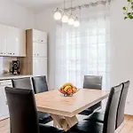 Stella With Two Bedrooms & Free Parking Spot * בובק
