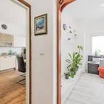 Stella With Two Bedrooms & Free Parking Spot בובק