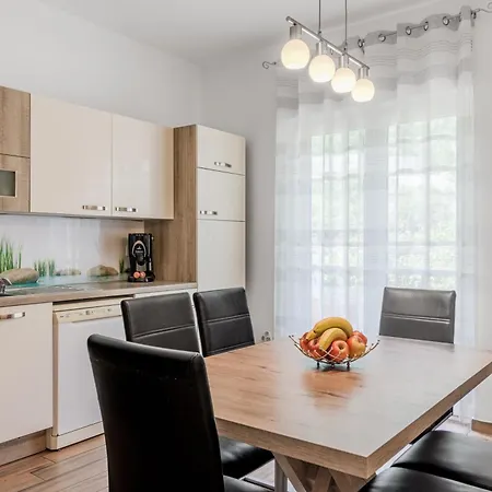 Stella With Two Bedrooms & Free Parking Spot בובק